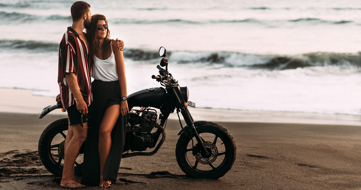 casal moto praia